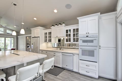 Contemporary Tacoma Cottage w/ Deck & Pond! Cottage in King County