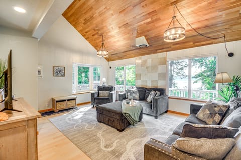 Shelton Gem w/ Kayaks: Private Beach Oyster Hunt House in Hood Canal