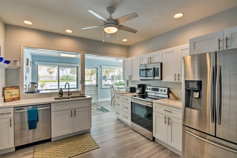 Lake Worth Home w/Shared Pool, Patio & Water Views Apartment in Lake Worth