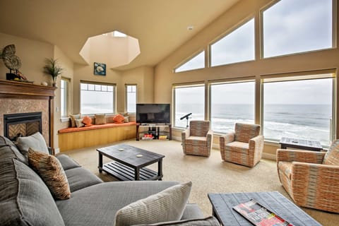Oceanfront South Beach Home w/ Hot Tub & Sauna House in Oregon