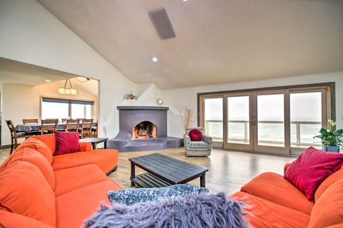 Luxurious Newport Estate w/ Spa & Lighthouse Views House in Newport