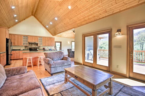 House w/ Deck, Fire Pit - 15 Mins to Snowshoe! House in Shenandoah Valley