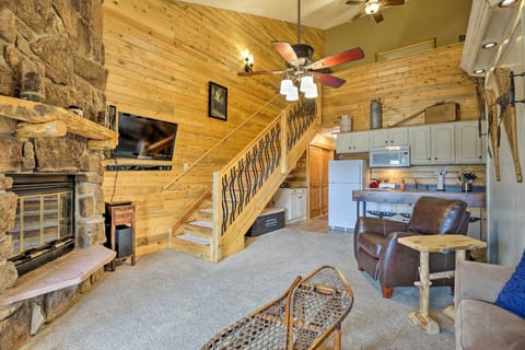 Granby Condo w/ Pool Access, Near Hiking & Skiing! Apartment in Granby