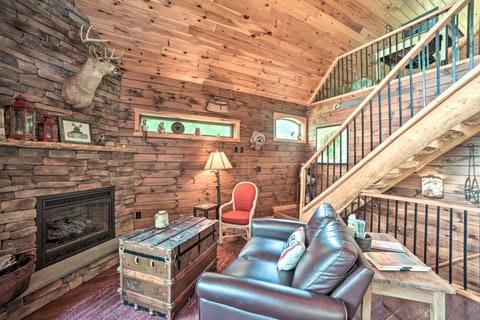 Adirondack Cabin on Peaceful Lake Near Glenfield! House in Adirondack Mountains