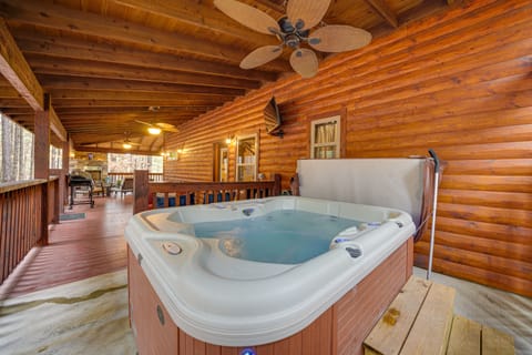 Broken Bow Cabin on 1 Acre w/ Hot Tub & Fire Pit! House in Oklahoma