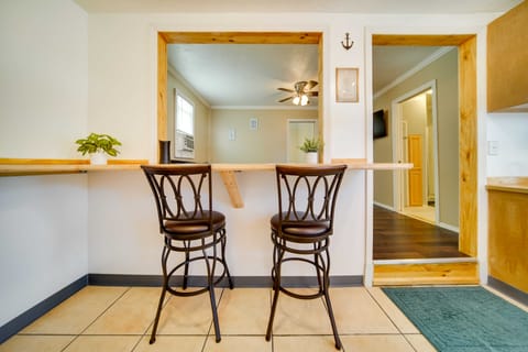 Geneva Cottage w/ Patio - Walk to Park, Lake Erie! Cottage in Geneva-on-the-Lake