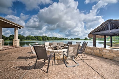 Lakefront Wallis Ranch w/ Private Beach & Patio! Villa in Texas