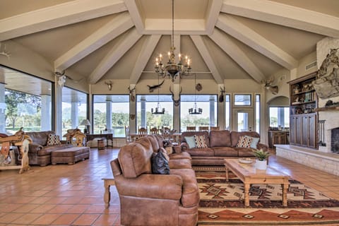 Lakefront Wallis Ranch w/ Private Beach & Patio! Villa in Texas