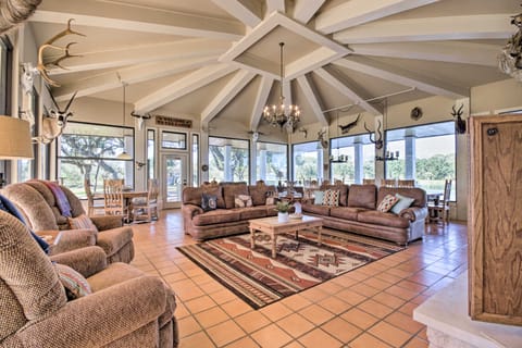 Lakefront Wallis Ranch w/ Private Beach & Patio! Villa in Texas