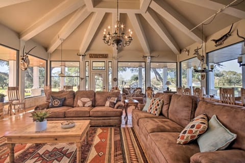 Lakefront Wallis Ranch w/ Private Beach & Patio! Villa in Texas