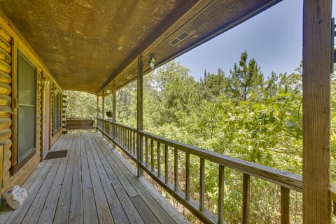 Studio w/ Deck: Near Thorncrown Chapel & Lakes House in Eureka Springs