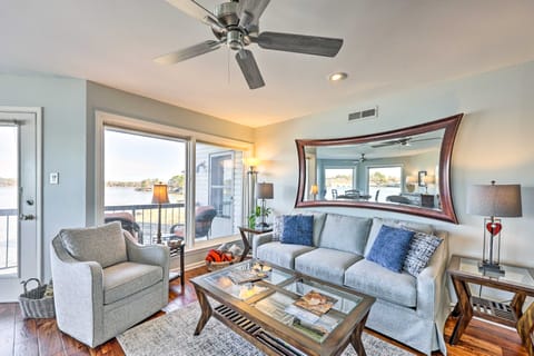 Waterfront Hot Springs Condo: Pool, Hot Tub Access Apartment in Lake Hamilton