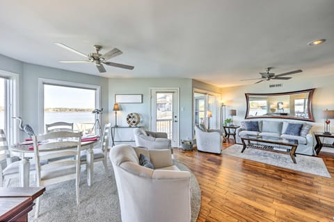 Waterfront Hot Springs Condo: Pool, Hot Tub Access Apartment in Lake Hamilton