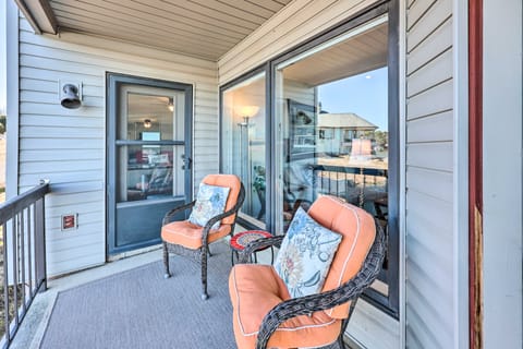 Waterfront Hot Springs Condo: Pool, Hot Tub Access Apartment in Lake Hamilton