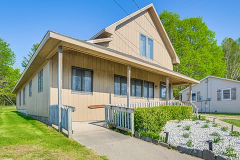 2 Living Areas! Cedar Home 11 Mi to Mt Holiday Ski House in Michigan