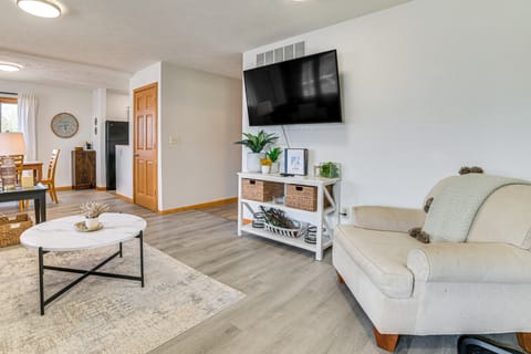 2 Living Areas! Cedar Home 11 Mi to Mt Holiday Ski House in Michigan