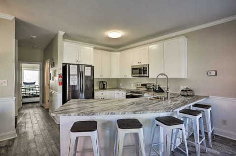 Spacious Murrells Inlet Hub w/ Pool, Walk to Shore House in Garden City