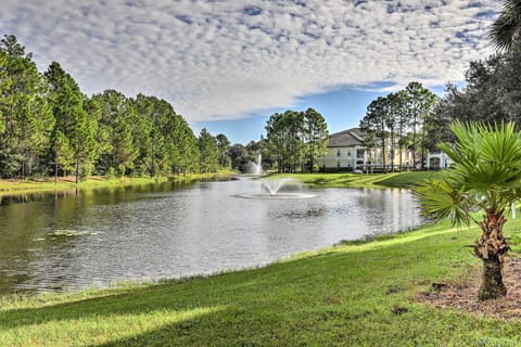 Lake-View Condo w/ Pool Access: 6 Mi to Disney! Apartment in Four Corners