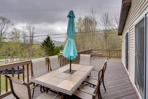 Catskills Home, 5 Mins to Windham Mtn Resort! House in Capital District, NY, USA