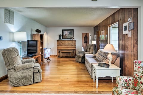 Farmhouse in Country Setting Near Gravity Hill House in Salmon River