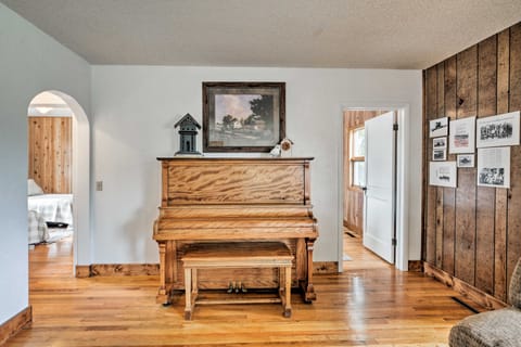Farmhouse in Country Setting Near Gravity Hill House in Salmon River