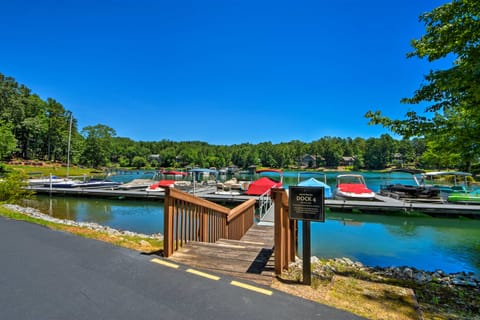 Lake Keowee Resort Condo w/ Balcony & Pool Access! Apartment in Lake Keowee
