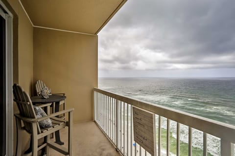 Resort Pool, Gym & Hot Tub: Beachfront PCB Condo! Apartment in Lower Grand Lagoon