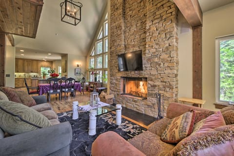 Incredible Lake Arrowhead Home w/ Views & Decks! House in Lake Arrowhead