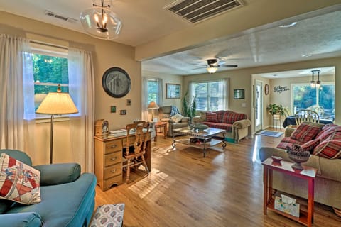 'Riverside Hide-A-Way' w/ Patio, BBQ, Fishing Pier House in Arkansas