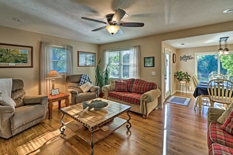 'Riverside Hide-A-Way' w/ Patio, BBQ, Fishing Pier House in Arkansas