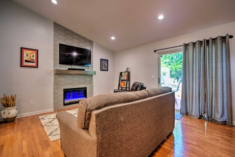 < 2 Mi to the Big House: Family-Friendly Home! House in Ann Arbor