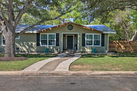 Cozy Retreat w/ Hot Tub & Fire Pit: Close to Main! House in Fredericksburg