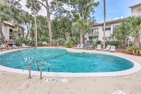 Patio & Walk to Beach: Hilton Head Island Townhome Apartment in South Forest Beach