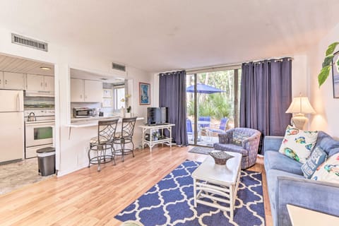 Patio & Walk to Beach: Hilton Head Island Townhome Apartment in South Forest Beach