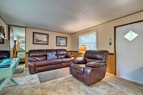 Cabin w/ Fire Pit, Walk to Steinhatchee River! House in Florida