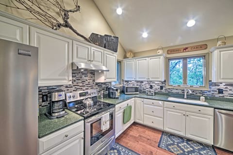 1 Mi to Slopes & Dining: Spacious Ski Getaway! House in Nelson County