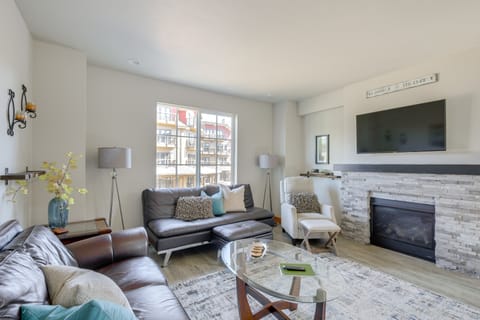 Walk to Payette Lake Beach! Townhome w/ Fire Pit Apartment in McCall