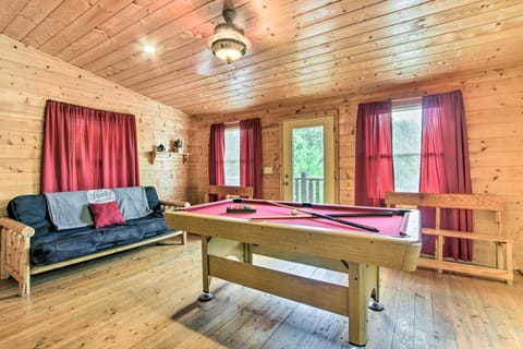 Cabin w/ Hot Tub & Deck ~ 7 Mi to Pigeon Forge! House in Sevier County