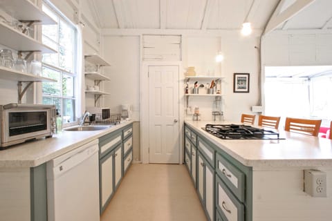 Cozy Stockbridge Cabin - Walk to Beach & Lake! House in Stockbridge