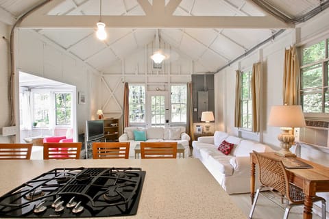 Cozy Stockbridge Cabin - Walk to Beach & Lake! House in Stockbridge