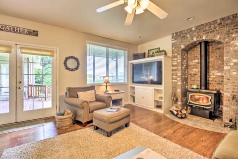 McMinnville Wine Country Home w/ Hot Tub + Deck House in McMinnville