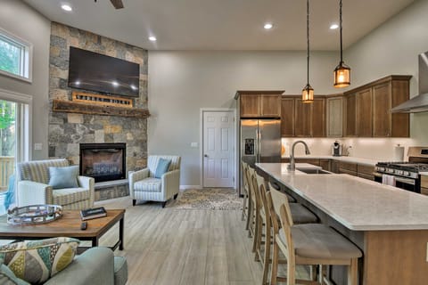 Covered Deck, Grill & Game Room: Gilford House! House in Gilford