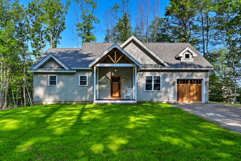 Covered Deck, Grill & Game Room: Gilford House! House in Gilford