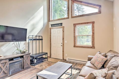 5 Mi to Ski Resort: Mtn-View Breck Home w/ Hot Tub House in Blue River