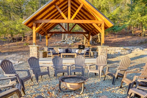 Hot Tub, Grill & Mtn Views! Benezette Cabin House in Allegheny River