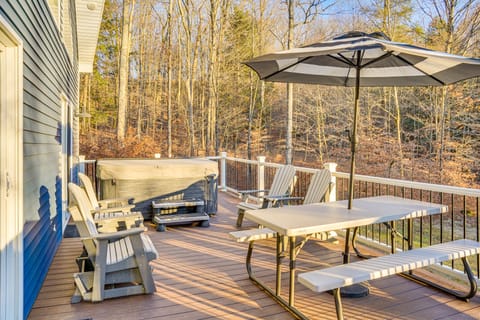 Hot Tub, Grill & Mtn Views! Benezette Cabin House in Allegheny River