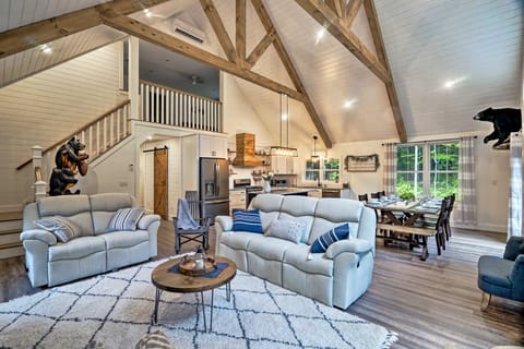 Hot Tub, Grill & Mtn Views! Benezette Cabin House in Allegheny River