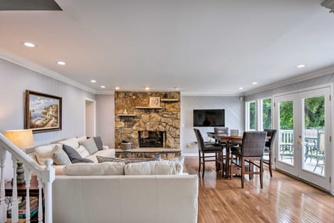 Stay Above it All! Modern Home on Missionary Ridge House in East Ridge