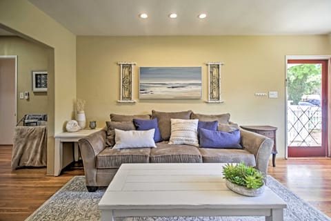 Oceanside Home w/ Yard - Walk to Beach & Pier House in Oceanside