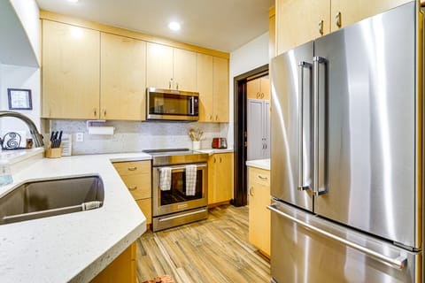 Ski-In/Ski-Out Solitude Condo w/ Rooftop Hot Tub! Apartment in Wasatch County